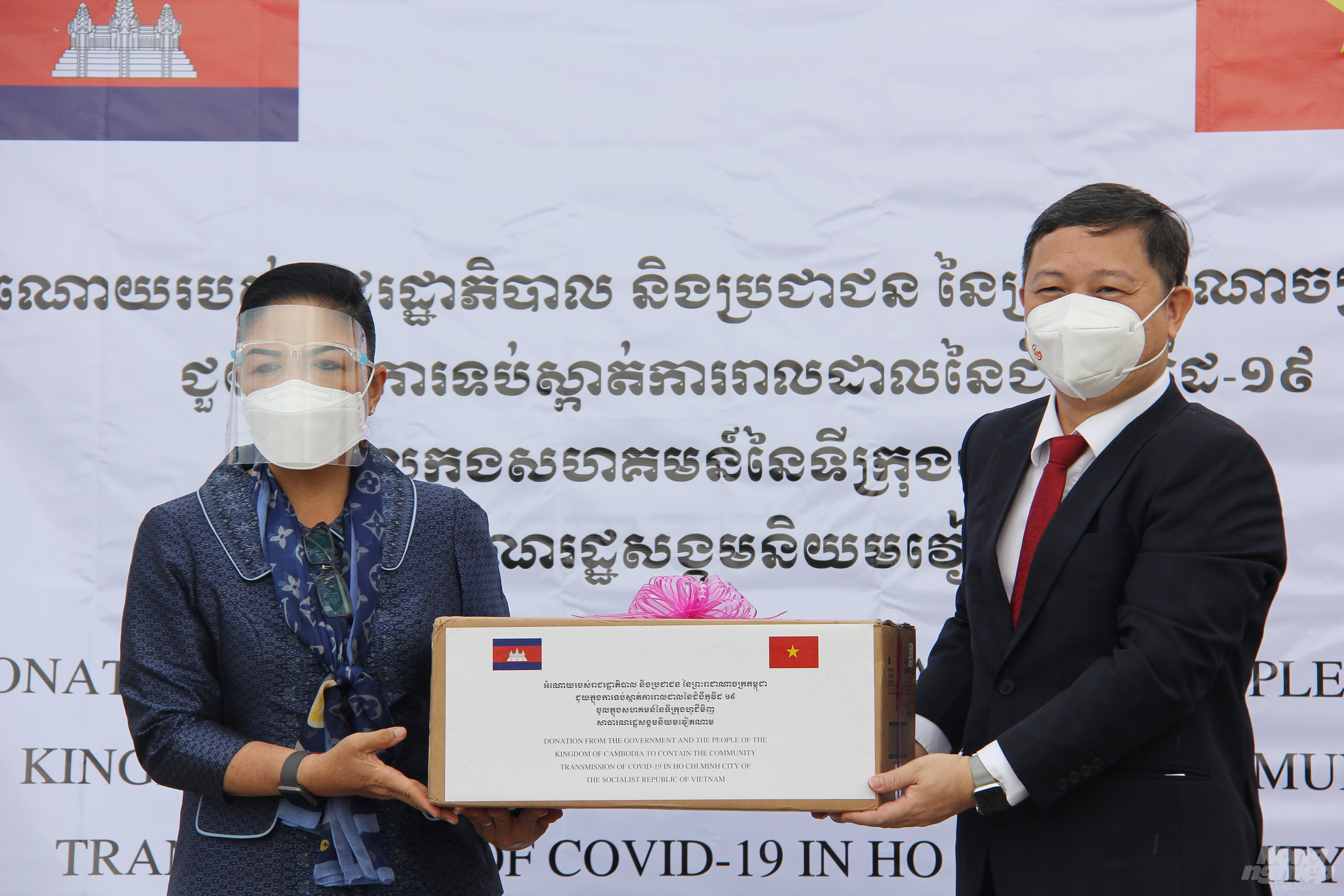 Ông Dương Anh Đức, Phó Chủ tịch UBND TP.HCM nhận thiết bị, vật tư y tế do Chính phủ Hoàng gia và người dân Campuchia trao tặng.
