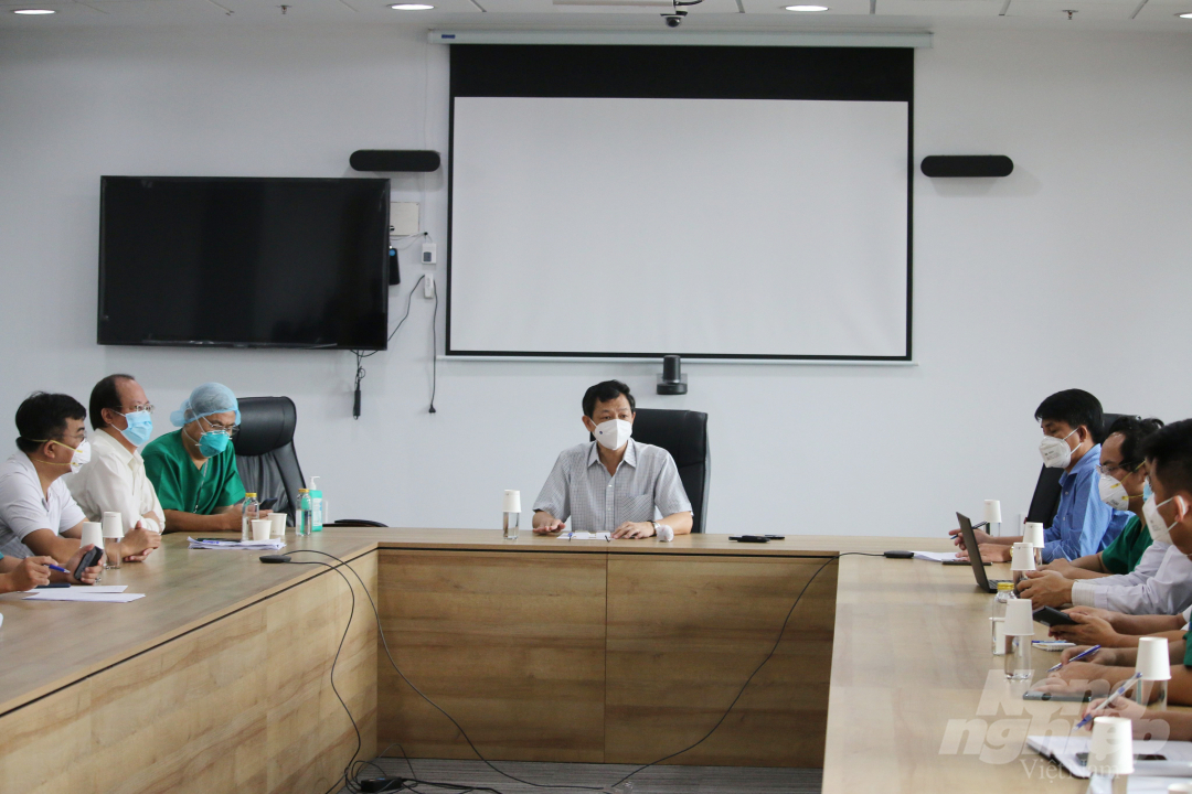 TS.BS Nguyễn Tri Thức, Giám đốc Bệnh viện Chợ Rẫy chủ trì cuộc họp giữa các bác sĩ tại Bệnh viện Hồi sức Covid-19. Ảnh: An Mỹ.