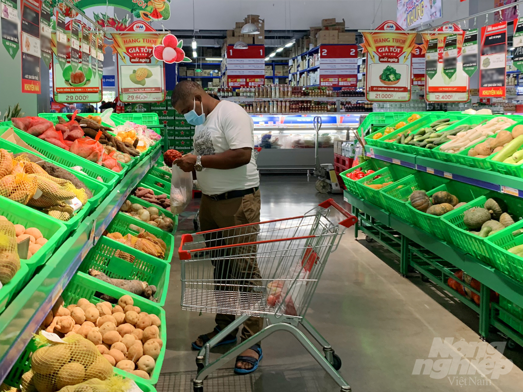 Lượng rau củ tại các hệ thống siêu thị hiện đại TP.HCM phong phú hơn, không còn tình trạng khan hiếm hàng như những ngày qua. Ảnh: Nguyễn Thủy.