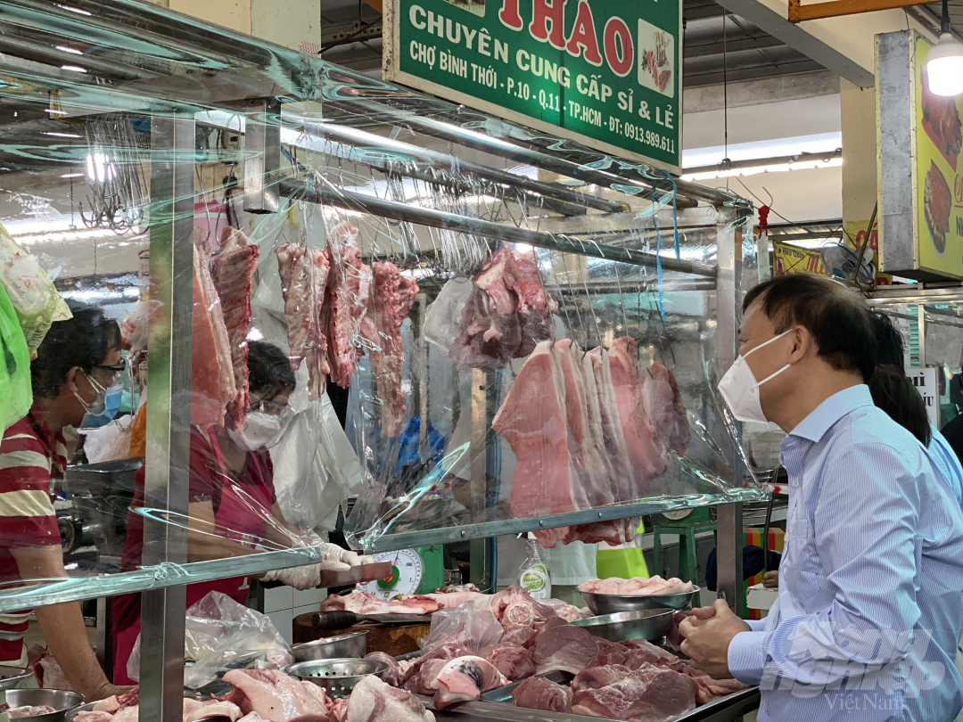 Thăm hỏi tiểu thương kinh doanh thịt theo tại chợ Bình Thới (quận 11). Ảnh: Nguyễn Thủy.