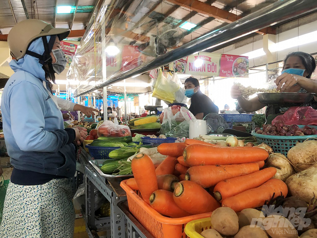 Tổ chức vách ngăn bằng nilon tại các chợ truyền thống. Ảnh: Nguyễn Thủy.