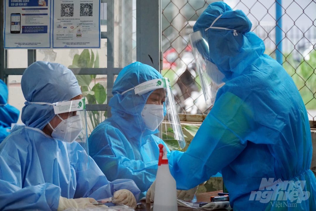 Lực lượng tham gia lấy mẫu xét nghiệm được Bộ Y tế huy động, lấy mẫu tại phường Tam Phú, Thành phố Thủ Đức, TP.HCM. Ảnh: Nguyễn Thủy.