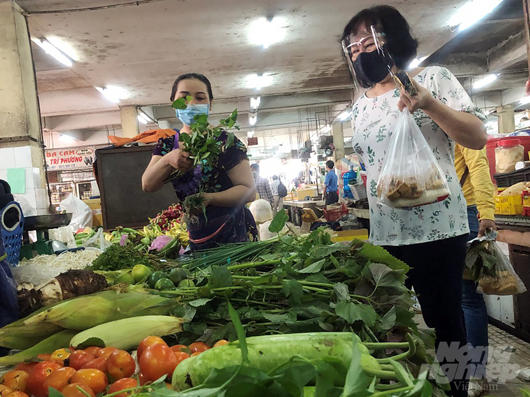 Người dân chỉ ra ngoài mua thực phẩm 2 lần/tuần. Ảnh: Nguyễn Thủy.