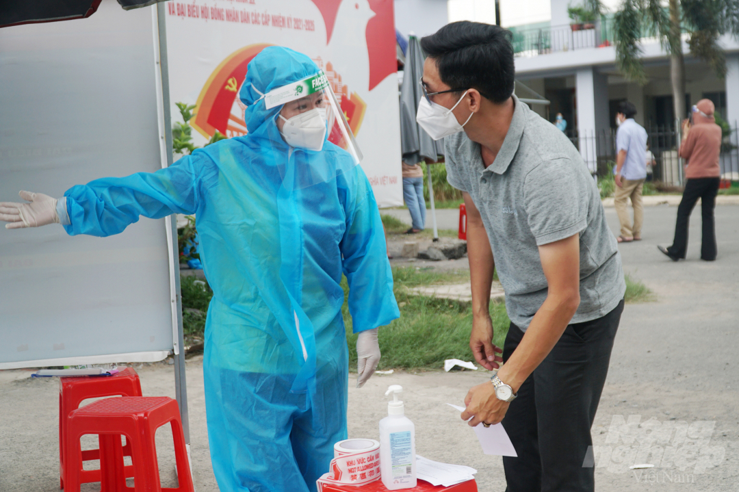 Lực lượng của Vingroup hỗ trợ tại điểm lấy mẫu xét nghiệm phường Tam Phú, Thành phố Thủ Đức, TP.HCM. Ảnh: Nguyễn Thủy.