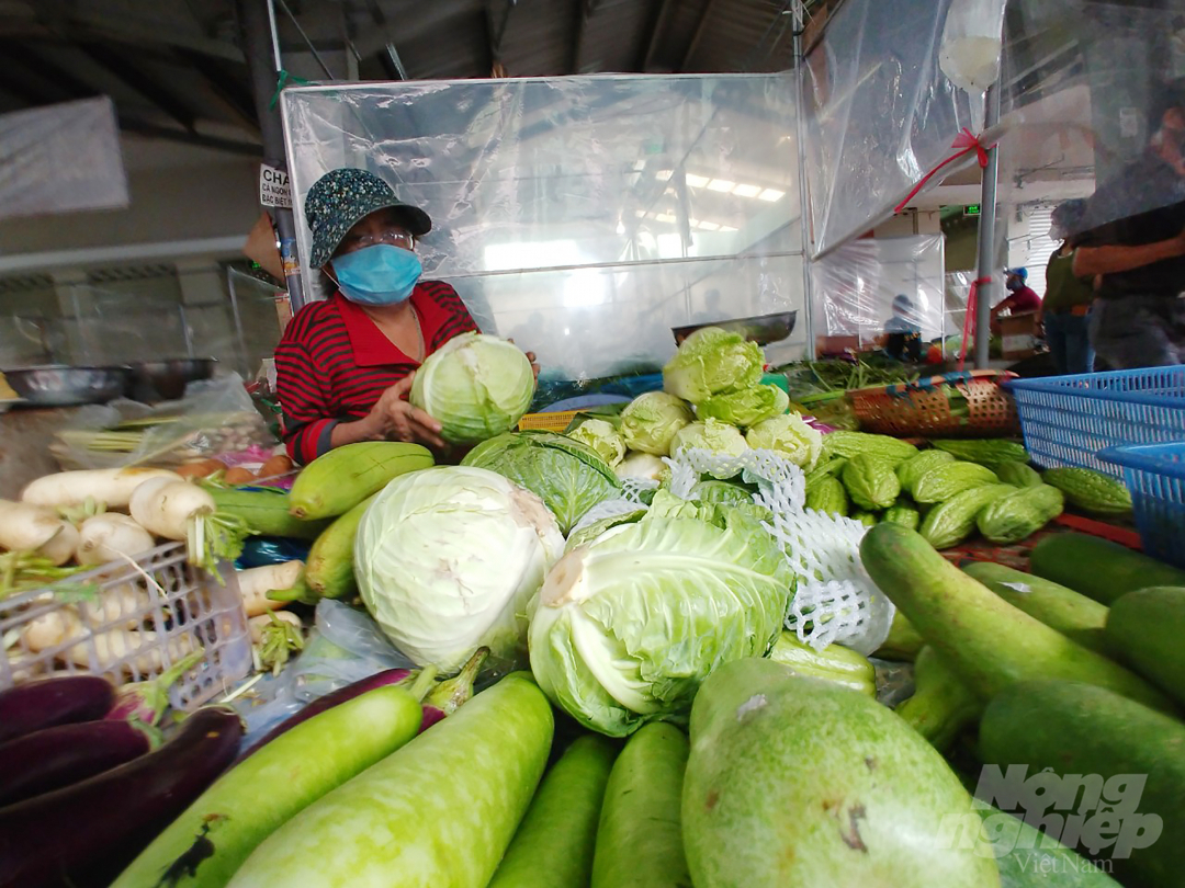 Xây dựng các phương án mở lại các điểm bán lương thực thực phẩm tươi sống thiết yếu tại các chợ truyền thống. Ảnh: Nguyễn Thủy.
