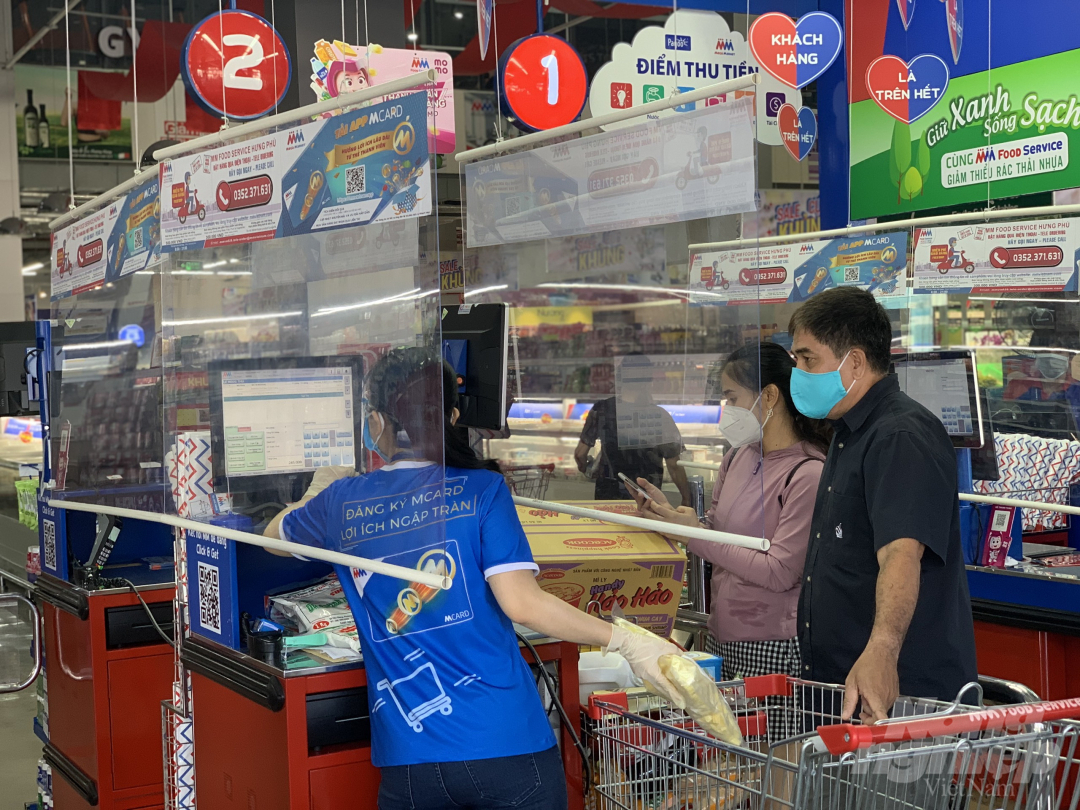 Người dân có thể đặt mua lương thực thực phẩm thiết yếu online thay vì mua trực tiếp. Ảnh: Nguyễn Thủy.