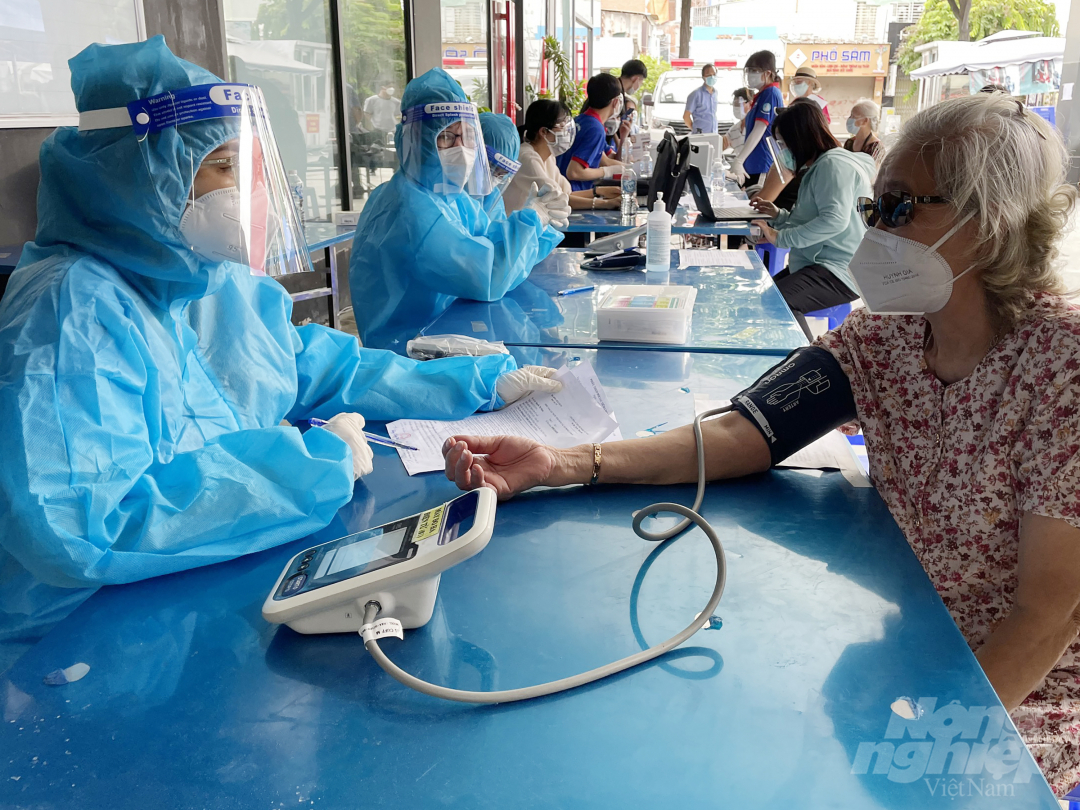 Nhân viên y tế Bệnh viện Quân y 175 tổ chức tiêm chủng cho người trên 65 tuổi trên địa bàn quận Gò Vấp. Ảnh: Đ.P.