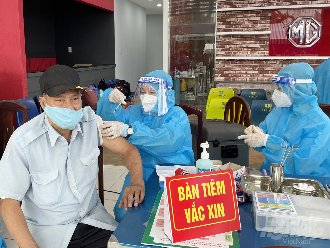TP.HCM đặt mục tiêu đảm bảo người từ 18 tuổi trở lên được tiêm vacxin phòng Covid-19. Ảnh: Nguyễn Thủy.