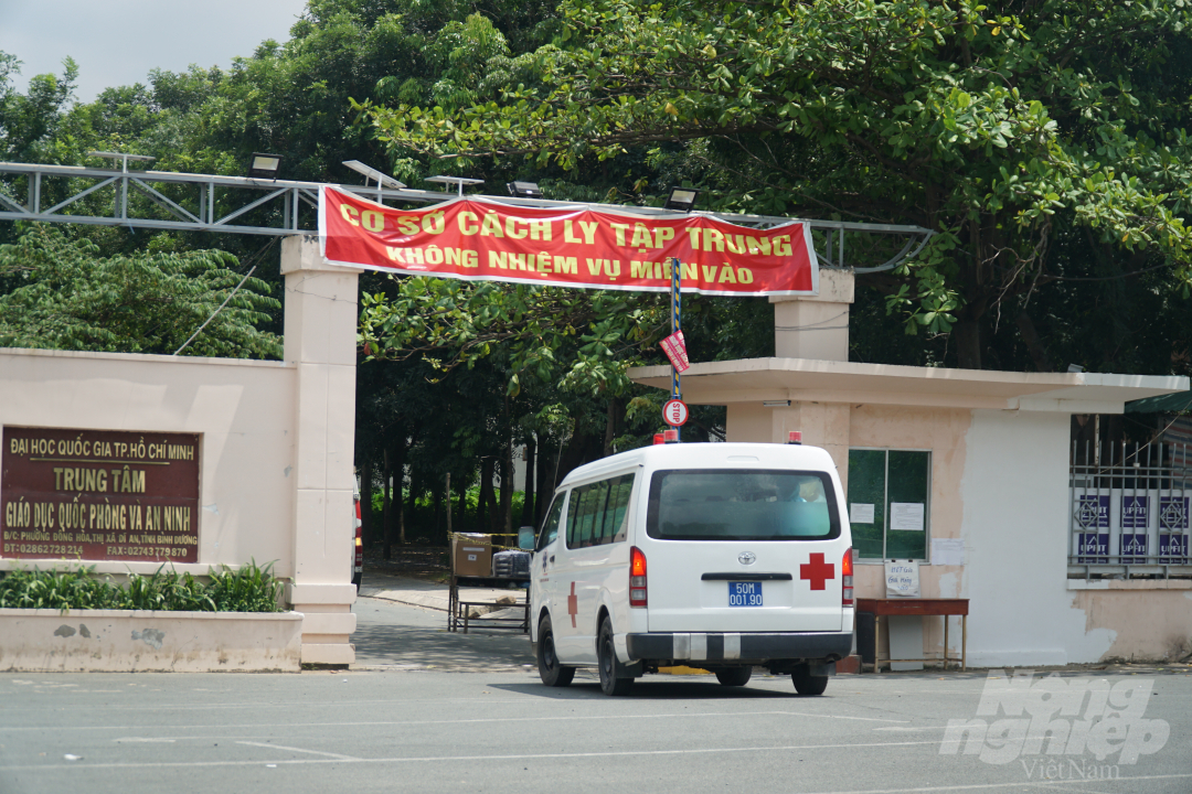 Sở Y tế TP.HCM yêu cầu các đơn vị cần chủ động bố trí thêm giường, băng ca, bình oxy dự trữ tại khu vực tiếp nhận và cấp cứu; đảm bảo không để người bệnh diễn biến nặng hơn do phải chờ đợi lâu. Ảnh: Nguyễn Thủy.