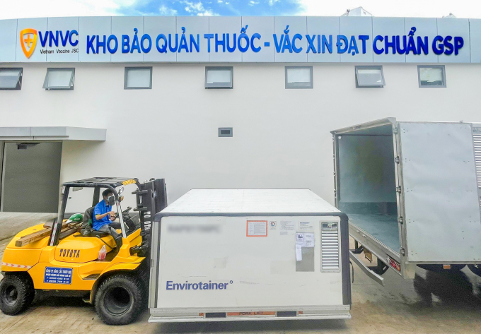 Vacxin được chuyển về kho lạnh bảo quản. Ảnh: VNVC.