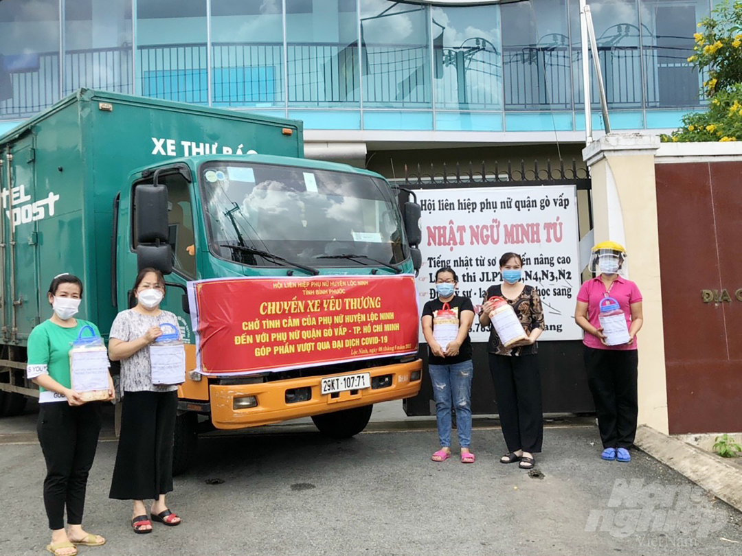 Chuyến xe chở lương thực thực phẩm từ Hội phụ nữ Huyện Lộc Ninh gửi tặng Hội phụ nữ Quận Gò Vấp để chuyển tới tay người dân gặp khó khăn trong khu vực phong tỏa trên địa bàn quận Gò Vấp. Ảnh: Hồng Vịnh.