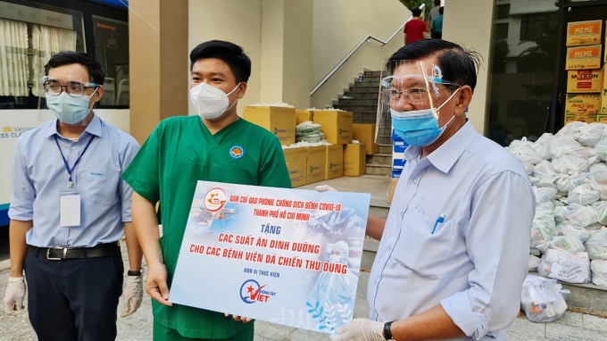 Ông Lê Văn Tân, Phó Trưởng Ban Dân vận Thành ủy TP.HCM trao cho y bác sĩ các bệnh viện dã chiến thu dung 'suất ăn dinh dưỡng'.