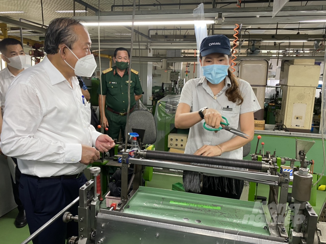 Ngày 31/5, Phó Thủ tướng Trương Hòa Bình đã thăm và kiểm tra công tác phòng chống dịch tại một số doanh nghiệp Khu Chế xuất Tân Thuận (quận 7, TP.HCM). 