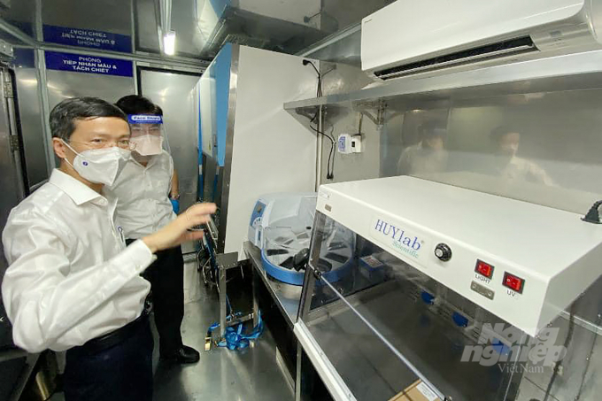 GS.TS Phan Trọng Lân, Viện trưởng Viện Pasteur TP.HCM tiếp nhận 10 xe xét nghiệm Covid-19 lưu động. Ảnh: BYT.