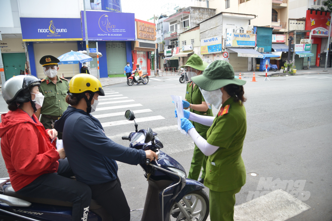 Các nhóm đối tượng được phép tham gia lưu thông bắt buộc có giấy đi đường và dấu hiệu nhận diện theo quy định. Ảnh: Nguyễn Thủy.