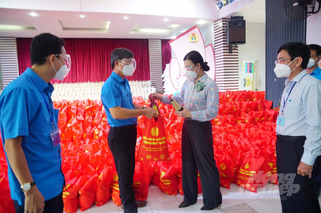 Liên đoàn Lao động quận Bình Thạnh tổ chức thực hiện chương trình trao tặng 150.000 phần nhu yếu phẩm do Liên đoàn Lao động TP.HCM hỗ trợ cho công nhân lao động bị ảnh hưởng bởi dịch bệnh Covid-19.