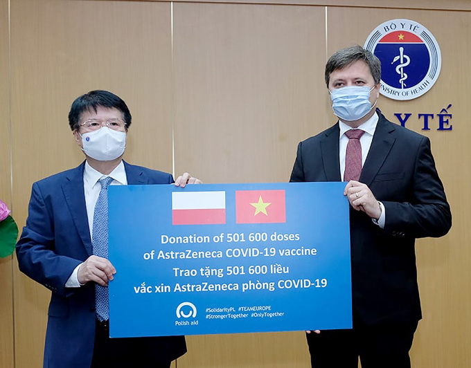 Thứ trưởng Bộ Y tế Trương Quốc Cường thay mặt Bộ Y tế tiếp nhận lô vacxin do Chính phủ Ba Lan tặng Việt Nam phục vụ công tác phòng chống dịch Covid-19. Ảnh: Bộ Y tế cung cấp.