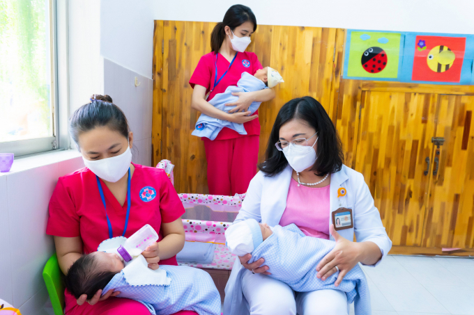TS.BS Hoàng Thị Diễm Tuyết, Giám đốc Bệnh viện Hùng Vương thăm các bé sơ sinh tại Trung tâm H.O.P.E.