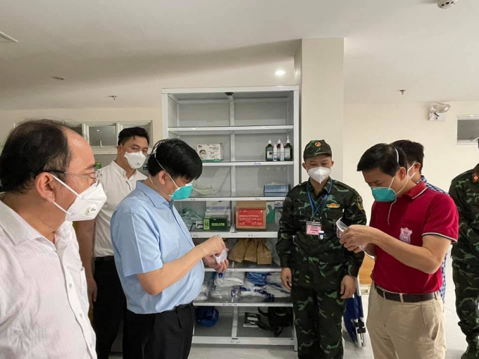 Bộ trưởng Bộ Y tế kiểm tra các gói thuốc an sinh chuẩn bị phát cho người dân tại phường 5, quận 8. Ảnh: Khánh Phương. 