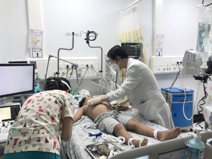 Bệnh nhi đang được tích cực điều trị tại Bệnh viện Nhi đồng Thành phố. Ảnh: Bệnh viện cung cấp.