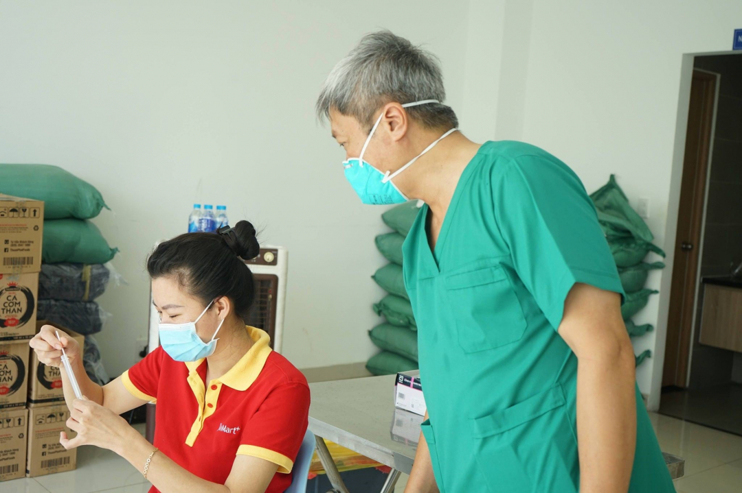 Thứ trưởng Nguyễn Trường Sơn hướng dẫn người dân tự lấy mẫu xét nghiệm tại điểm lấy mẫu xét nghiệm Covid-19 Chung cư Sài Gòn Gateway (TP Thủ Đức). Ảnh: Bộ Y tế.