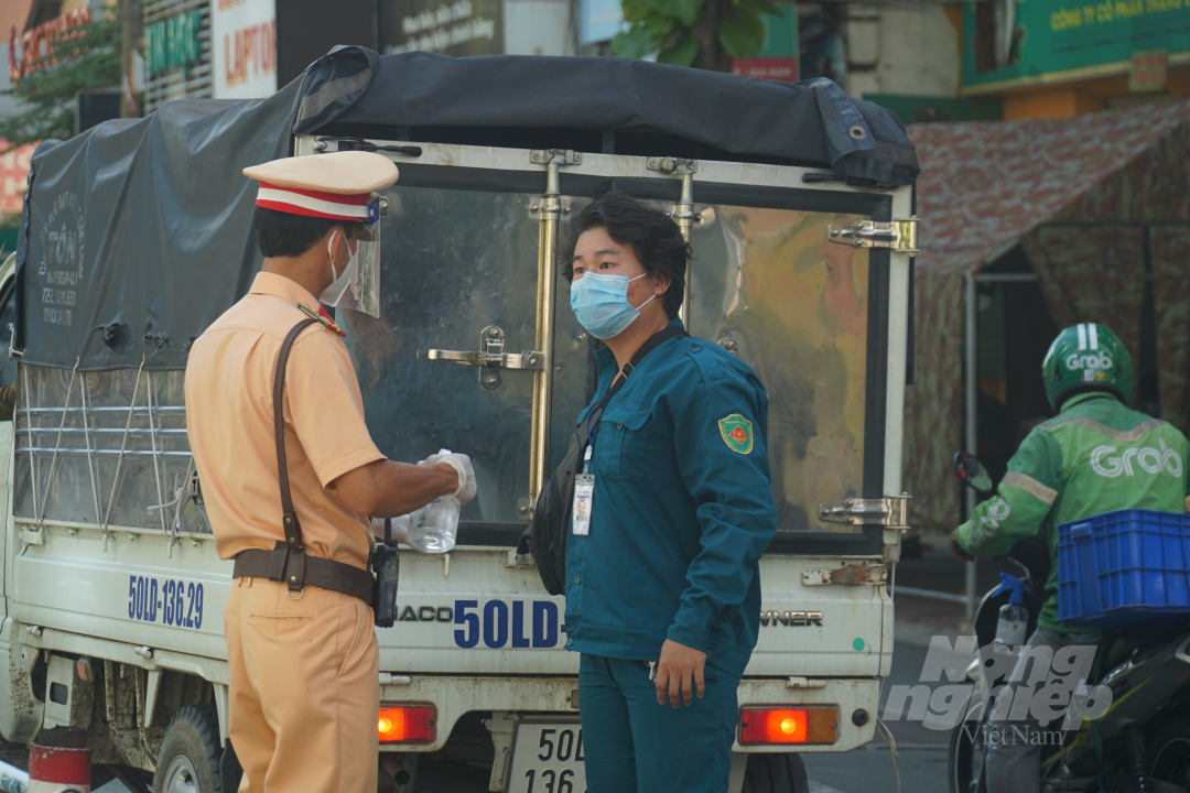 Lực lượng chức năng kiểm tra tại chốt giao đường Nguyễn Thị Minh Khai - Nguyễn Bỉnh Khiêm. Ảnh: Nguyễn Thủy.