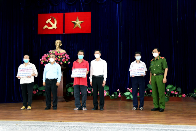 TS.BS Nguyễn Tri Thức, Giám đốc Bệnh viện Chợ Rẫy trao tặng các suất học bổng đỡ đầu cho học sinh có cha, mẹ mất trong đại dịch Covid-19. Ảnh: Bệnh viện cung cấp.