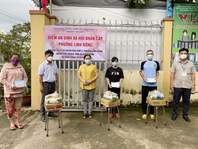Hỗ trợ người dân trên địa bàn phường Linh Đông.