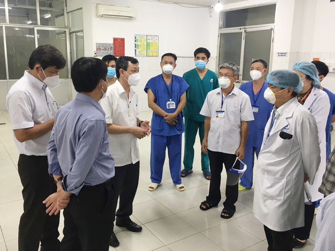 Đoàn công tác Bệnh viện Chợ Rẫy khảo sát tại Trung tâm thu dung, điều trị Covid-19 của tỉnh Kiên Giang. Ảnh: BVCC.