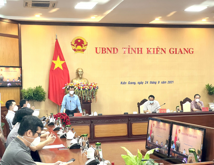 TS.BS.CK2 Nguyễn Tri Thức, Giám đốc Bệnh viện Chợ Rẫy thảo luận cùng lãnh đạo của UBND tỉnh Kiên Giang. Ảnh: BVCC.