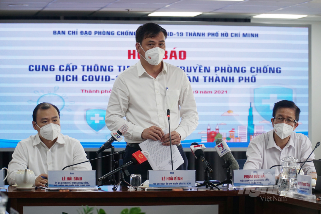 Phó Chủ tịch UBND TP.HCM Lê Hòa Bình phát biểu tại cuộc họp báo. Ảnh: Nguyễn Thủy.