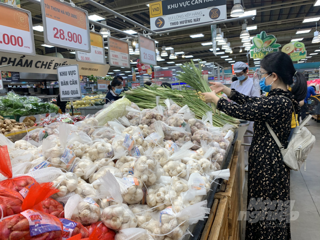 Người tiêu dùng khi vào mua sắm tại siêu thị phải đảm bảo đúng quy định 5K. Ảnh: Nguyễn Thủy.