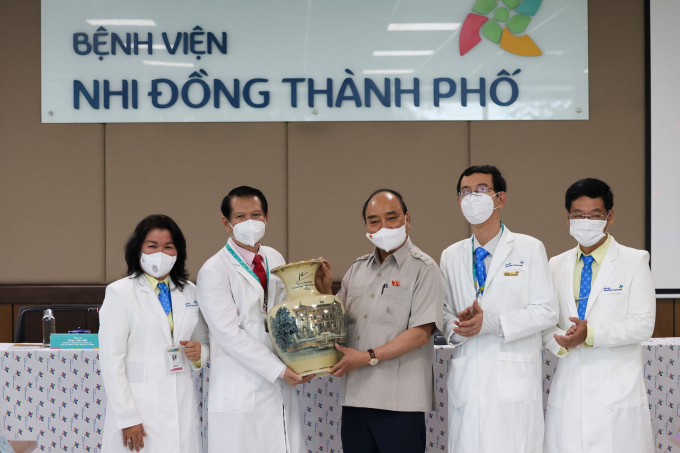 Chủ tịch nước Nguyễn Xuân Phúc trao quà động viên các y bác sĩ Bệnh viện Nhi đồng Thành phố.