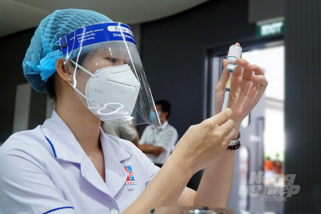 Nhân viên y tế chuẩn bị vacxin. Ảnh: Nguyễn Thủy.