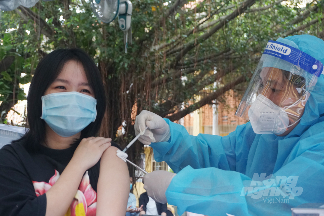 TP.HCM tiếp tục tăng cường triển khai tiêm chủng vacxin phòng Covid-19 cho người dân. Ảnh: Nguyễn Thủy.