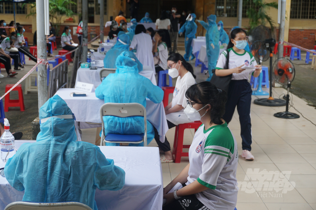Ngày 27/10, TP.HCM bắt đầu triển khai chiến dịch tiêm chủng vacxin phòng Covid-19 cho trẻ. Ảnh: Nguyễn Thủy.