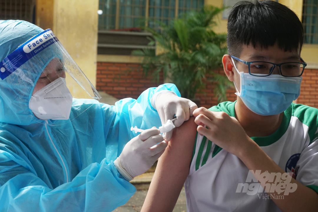 Huyện Củ Chi là địa phương đầu tiên tại TP.HCM triển khai tiêm chủng vacxin phòng Covid-19 cho học sinh. Ảnh: Nguyễn Thủy.