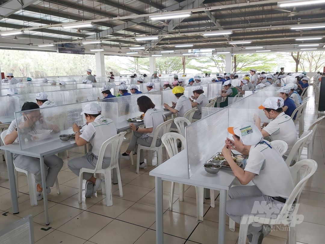 Doanh nghiệp hoạt động trở lại phải đảm bảo các tiêu chí an toàn phòng chống dịch Covid-19 trong Bộ tiêu chí. Ảnh: Nguyễn Hoàng.