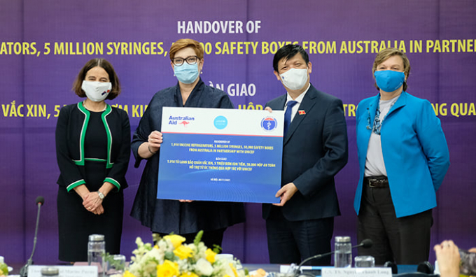 Bộ trưởng Bộ Y tế Nguyễn Thanh Long tiếp nhận số trang thiết bị, vật tư y tế phòng chống dịch do Chính phủ Australia phối hợp với UNICEF hỗ trợ Việt Nam.