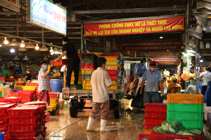 Chợ đầu mối Bình Điền mở cửa hoạt động trở lại, hàng hóa nông thủy sản được tiêu thụ mạnh.