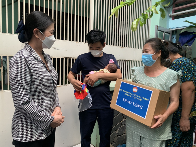Phó Chủ tịch Ủy ban Trung ương MTTQ Việt Nam Trương Thị Ánh cùng với Ủy ban MTTQ Việt Nam TP.HCM đi thăm và trao tặng sữa cho các em thiếu nhi tại quận Bình Thạnh.