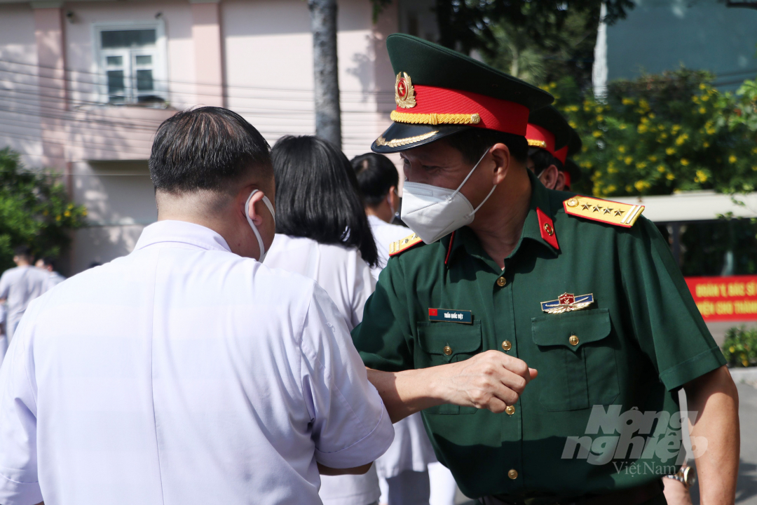 Đại tá Trần Quốc Việt, Phó Giám đốc Bệnh viện Quân y 175 chia tay các y bác sĩ lên đường nhận nhiệm vụ.