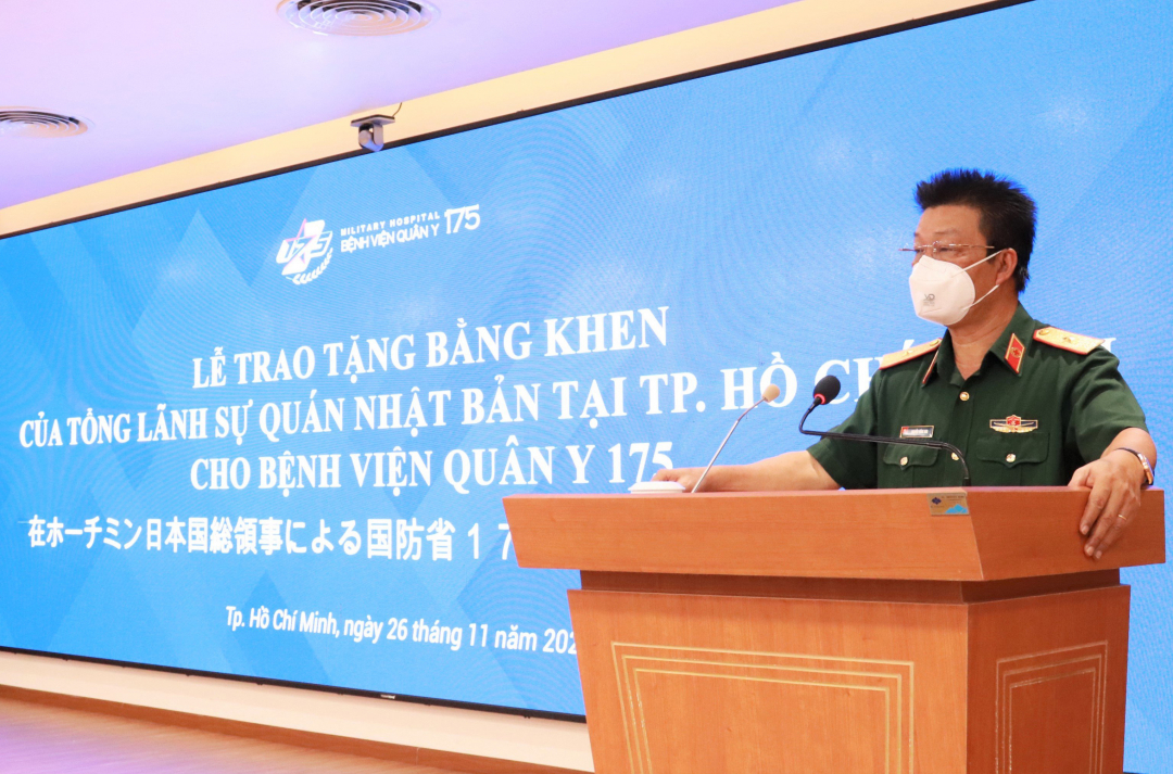 Thiếu tướng Nguyễn Hồng Sơn, Giám đốc Bệnh viện Quân y 175 phát biểu tại lễ trao tặng. Ảnh: Bệnh viện cung cấp.