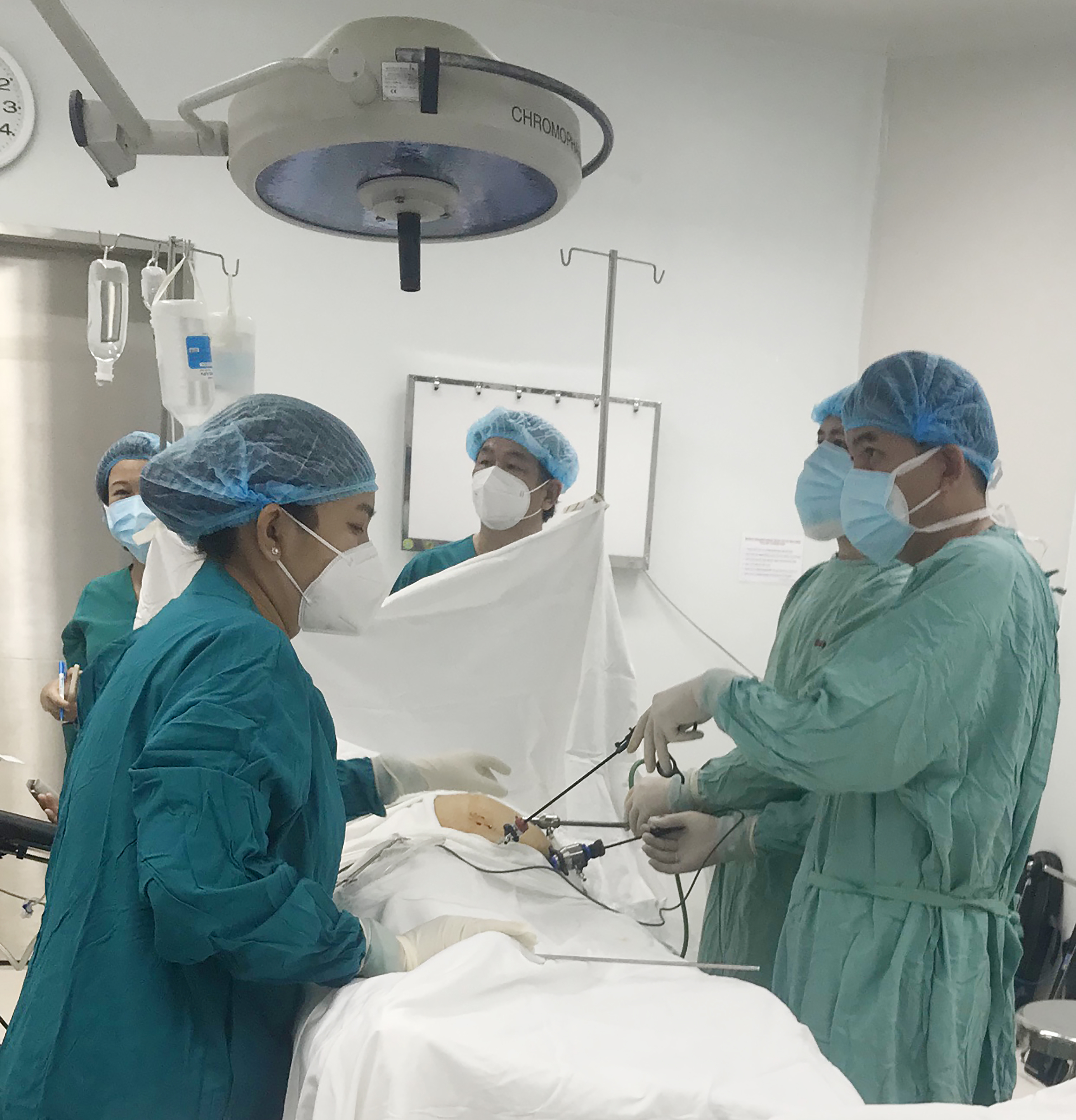 Các bác sĩ Bệnh viện Nguyễn Tri Phương tiến hành phẫu thuật nội soi khối u nhầy ruột thừa cho bệnh nhân 71 tuổi. Ảnh: Bệnh viện cung cấp.