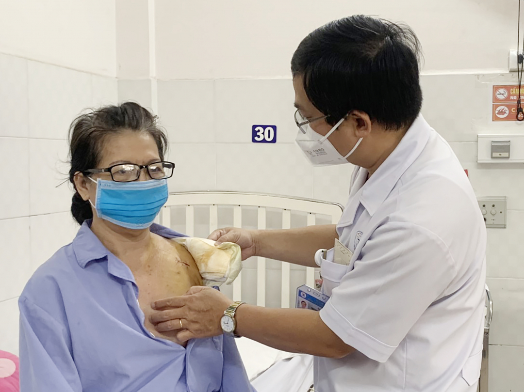 TS.BS Trương Quang Khanh, Trưởng khoa Nhịp tim, Bệnh viện Thống Nhất thăm khám cho bệnh nhân. Ảnh: Bệnh viện cung cấp.