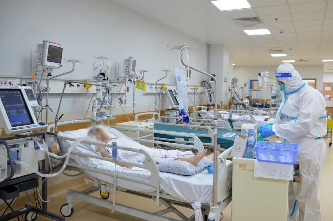 Các bác sĩ Bệnh viện Chợ Rẫy chăm sóc bệnh nhân mắc Covid-19 tại Bệnh viện dã chiến hồi sức Covid-19.