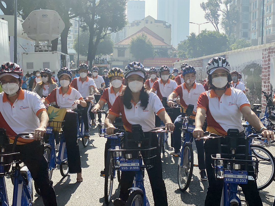 Đoàn diễu hành đạp xe đạp điện trên đường phố trung tâm Sài Gòn hưởng ứng Tuần lễ du lịch 'Thành phố Hồ Chí Minh – Thành phố tôi yêu'.
