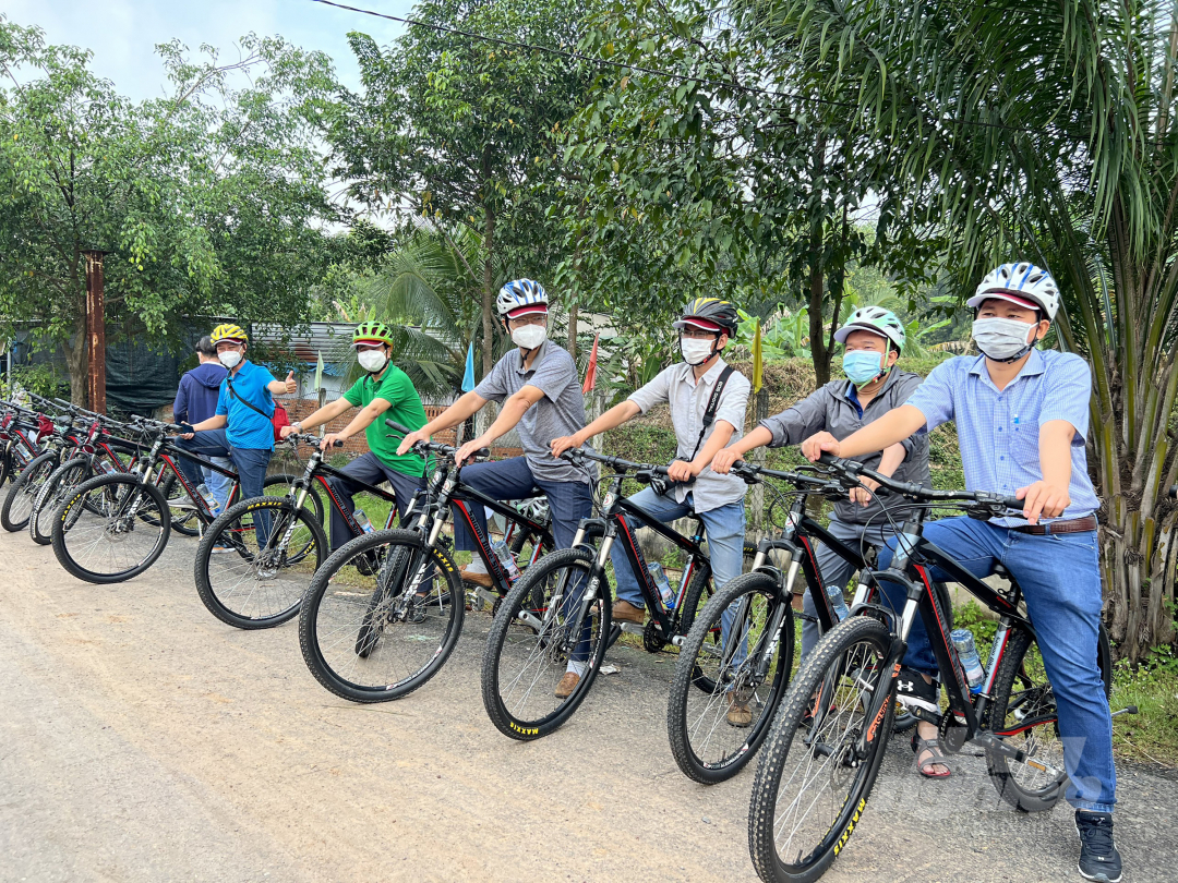 Du khách nhận xe đạp phù hợp với vóc dáng của mình tại đường Tam Tân, huyện Củ Chi và bắt đầu hành trình đạp xe theo tuyến đường Tam Tân dọc kênh Thầy Cai. Ảnh: Nguyễn Thủy.