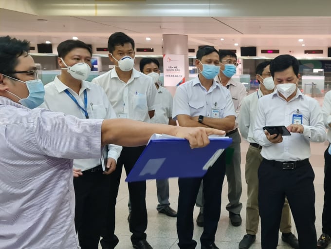 Bác sĩ Nguyễn Hồng Tâm, Phó Giám đốc điều hành Trung tâm Kiểm soát bệnh tật TP.HCM cùng đoàn công tác kiểm tra công tác chuẩn bị triển khai test nhanh đối với hành khách nhập cảnh tại sân bay Tân Sơn Nhất. Ảnh: HCDC.