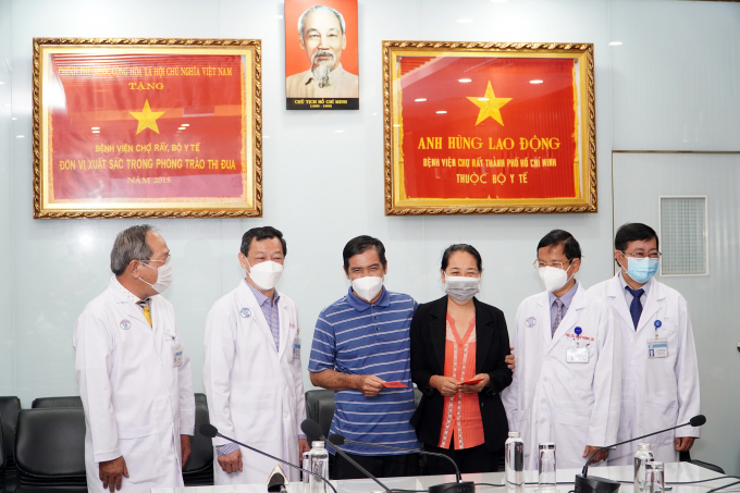 TS.BS Nguyễn Tri Thức, Giám đốc Bệnh viện Chợ Rẫy cùng ekip chúc mừng vợ chồng bệnh nhân B - H trong ngày xuất viện.